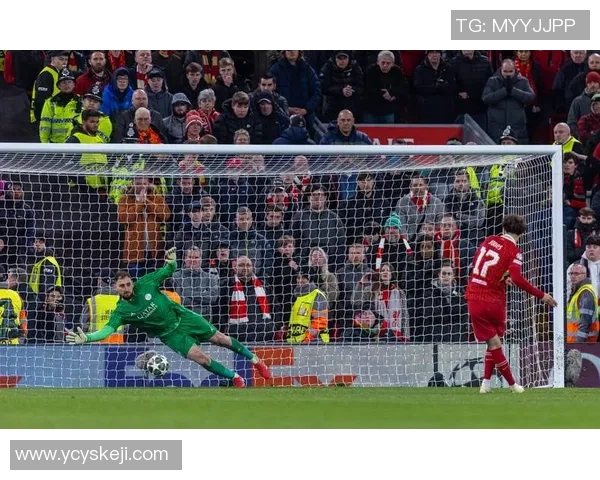 中超热战：本菲卡与巴黎圣日耳曼激战成平局乌龙球引发全场狂欢